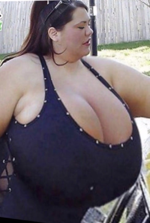 Gros seins énormes
 #100746714