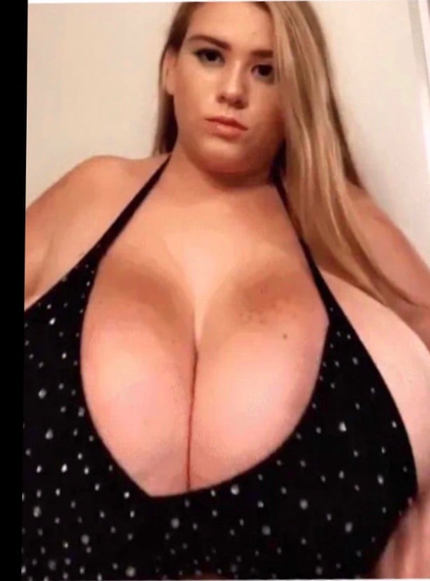 Gros seins énormes
 #100746721