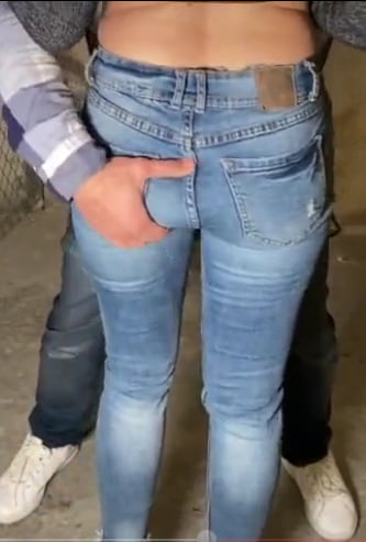 En jeans moulants elle se laisse peloter le cul manoseada #95861923