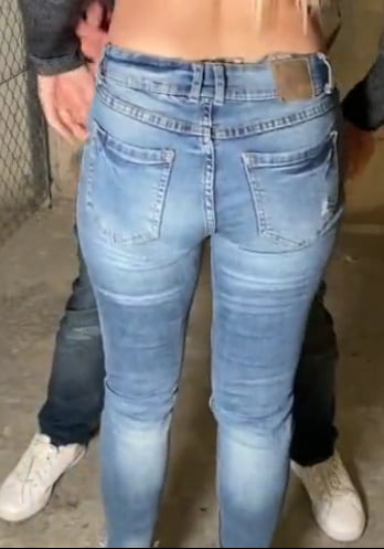 En jeans moulants elle se laisse peloter le cul manoseada
 #95861924