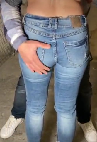 En jeans moulants elle se laisse peloter le cul manoseada
 #95861925