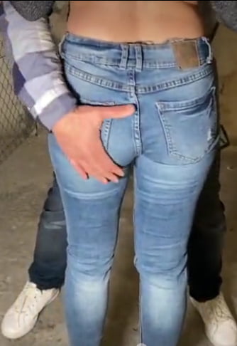 En jeans moulants elle se laisse peloter le cul manoseada
 #95861926