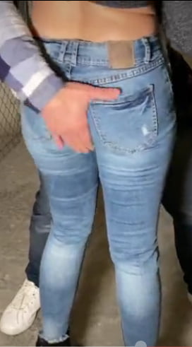 En jeans moulants elle se laisse peloter le cul manoseada
 #95861927