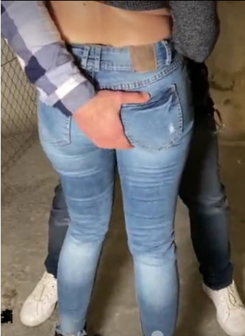 En jeans moulants elle se laisse peloter le cul manoseada
 #95861928