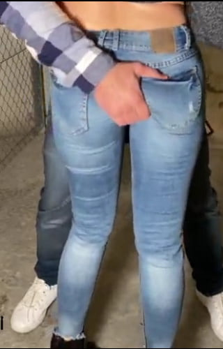 En jeans moulants elle se laisse peloter le cul manoseada
 #95861929
