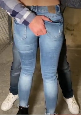 En jeans moulants elle se laisse peloter le cul manoseada
 #95861930