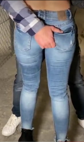 En jeans moulants elle se laisse peloter le cul manoseada
 #95861931