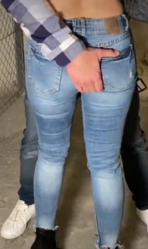 En jeans moulants elle se laisse peloter le cul manoseada
 #95861932