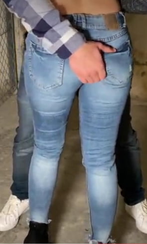 En jeans moulants elle se laisse peloter le cul manoseada
 #95861933