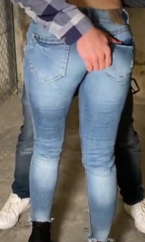 En jeans moulants elle se laisse peloter le cul manoseada
 #95861934