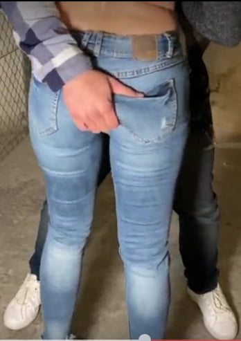 En jeans moulants elle se laisse peloter le cul manoseada
 #95861936