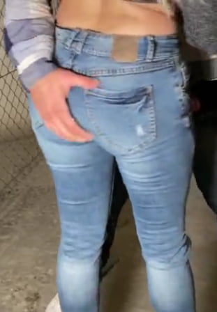 En jeans moulants elle se laisse peloter le cul manoseada
 #95861937