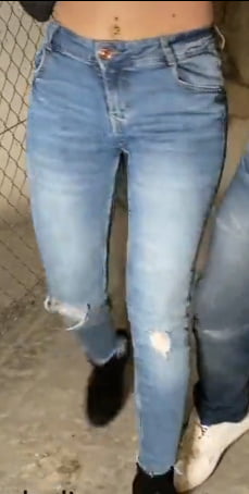 En jeans moulants elle se laisse peloter le cul manoseada
 #95861939