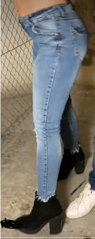 En jeans moulants elle se laisse peloter le cul manoseada
 #95861940