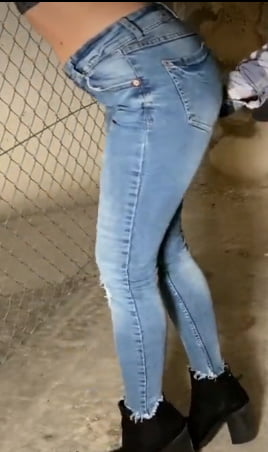 En jeans moulants elle se laisse peloter le cul manoseada
 #95861942