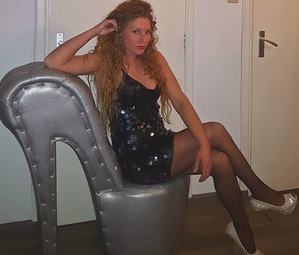 Heiße holländische Rothaarige Mama Diana posiert sexy
 #106515094