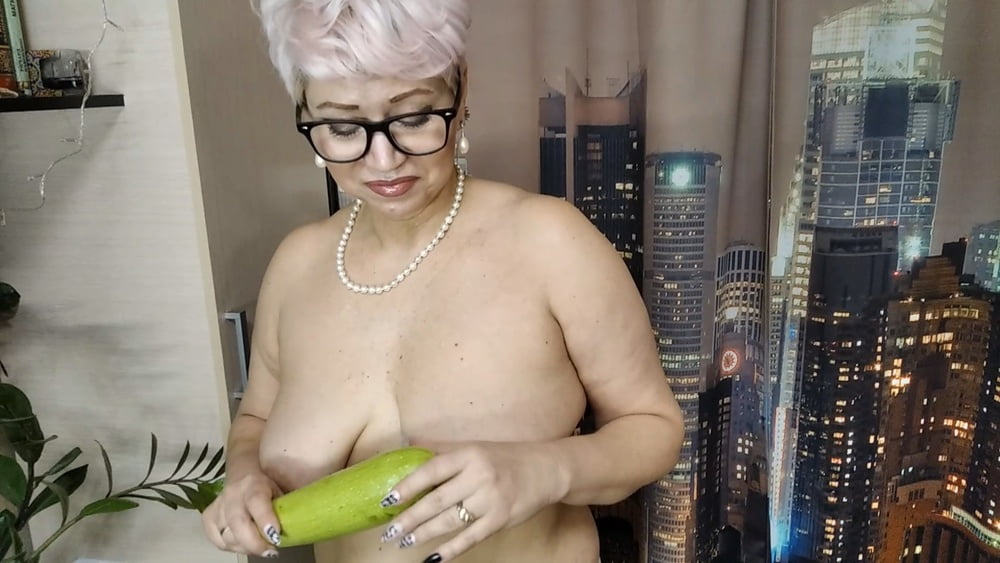 Big vegetable insertion in wet mature cunt of MILF secretary #106799765