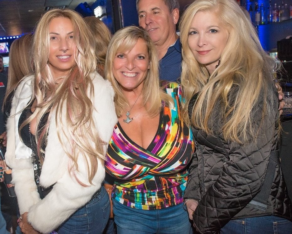 Milfs in groups #99480190