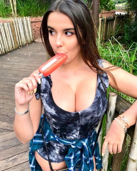 Cette brunette aime laper les sucettes #93960593