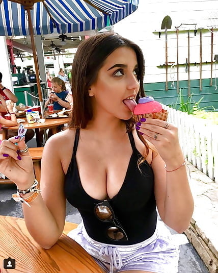 Cette brunette aime laper les sucettes #93960596