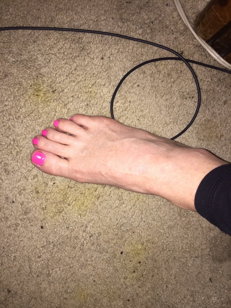 綺麗に塗られた足の指
 #106465084