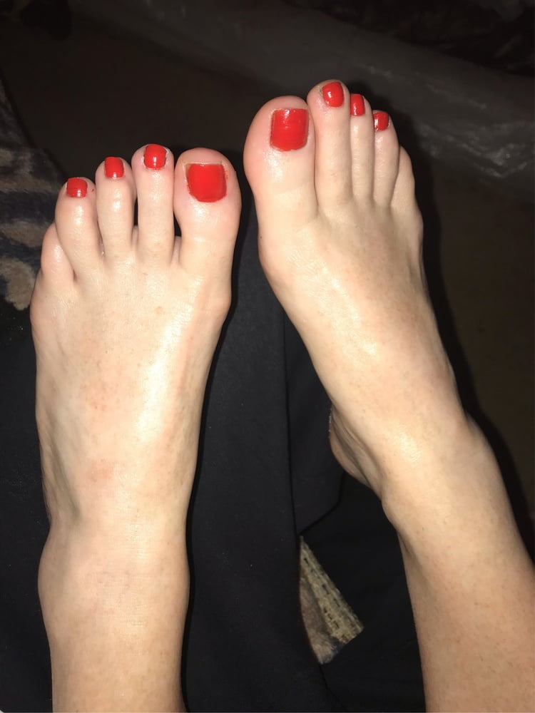 綺麗に塗られた足の指
 #106465097