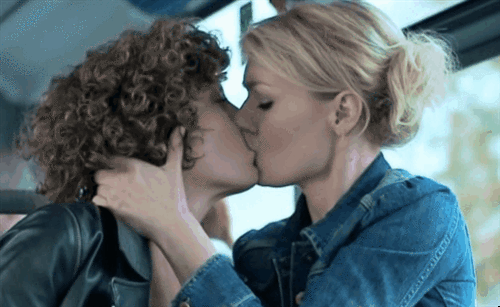 Schärfste lesbische Küsse
 #96681279