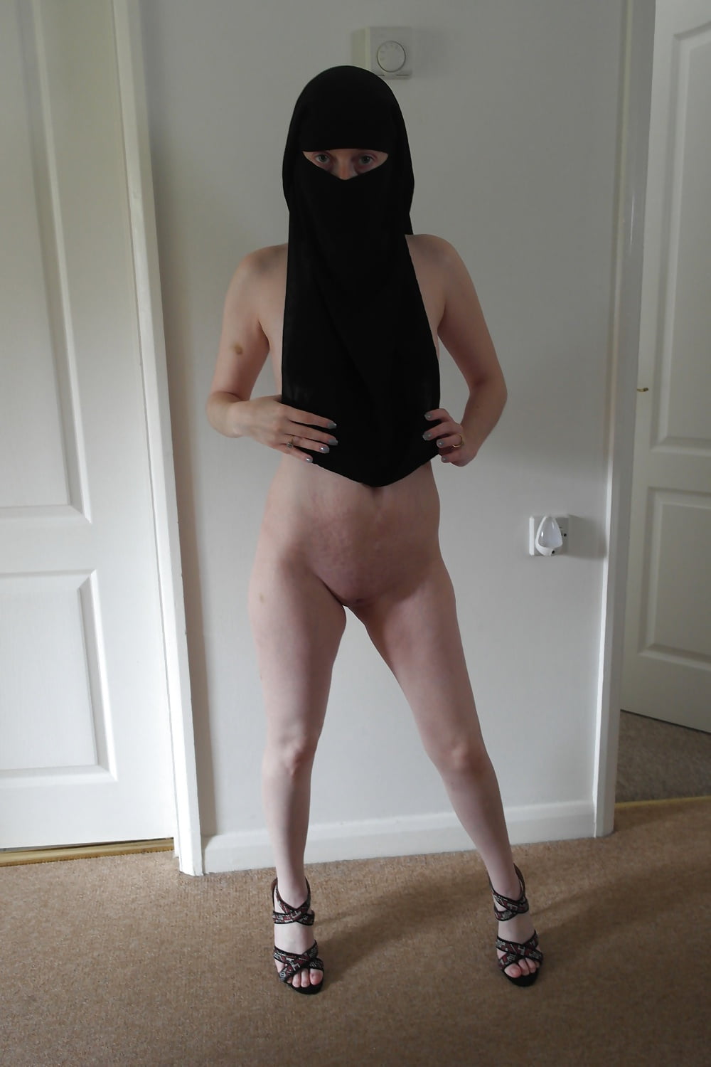 Haley nackt britische Haremsdame im Niqab
 #106719889