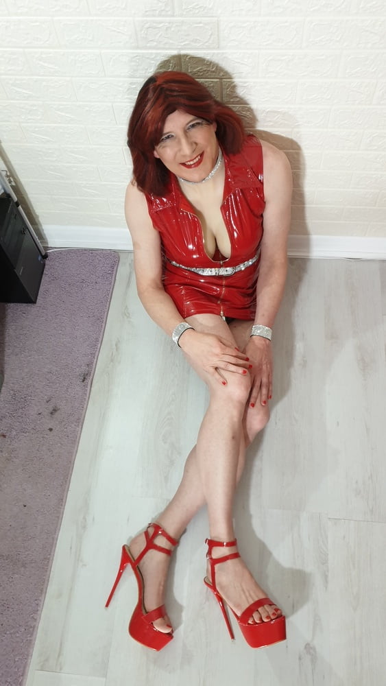 Tgirl lucy montre ses gros faux seins dans une mini robe rouge en pvc
 #106785153
