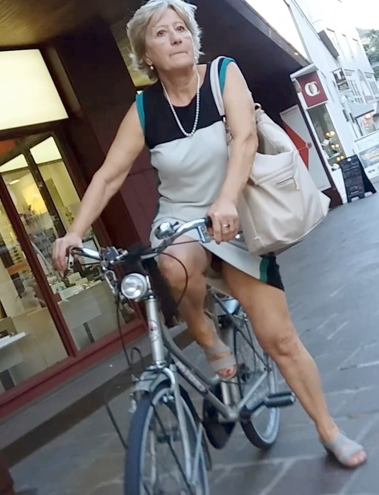 Porche maduro esibizioniste
 #89894675