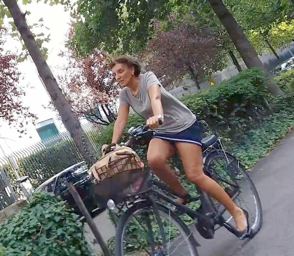 Porche maduro esibizioniste
 #89894710