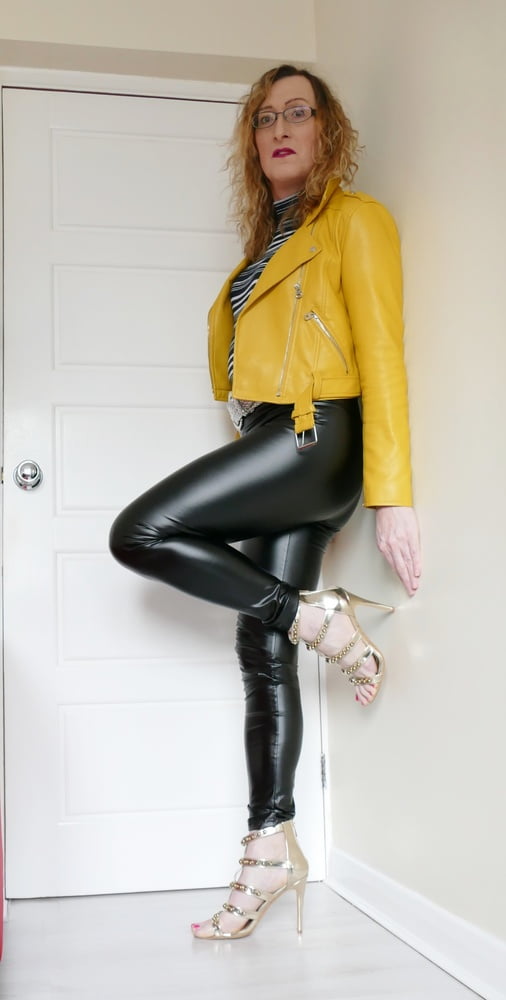 Leggings noirs brillants wetlook avec veste en cuir jaune.
 #106831169