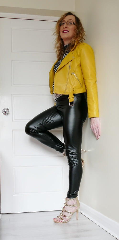 Leggings noirs brillants wetlook avec veste en cuir jaune.
 #106831170