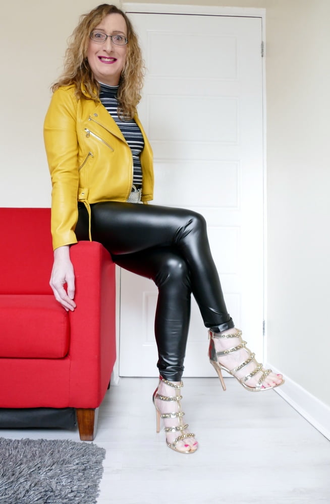 Leggings noirs brillants wetlook avec veste en cuir jaune.
 #106831173