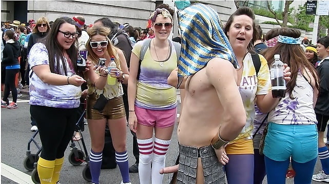 おちんちんをチェックする女の子たち
 #92735194