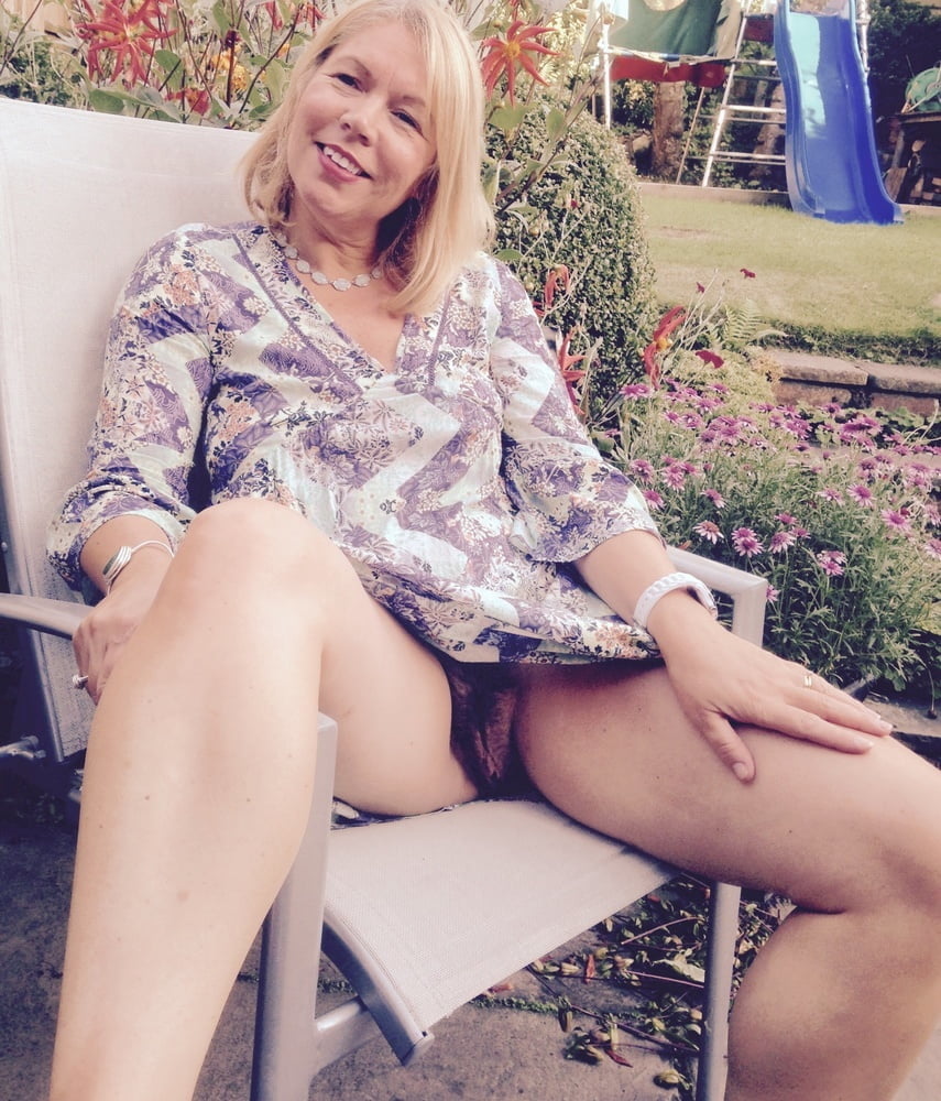 Reife sexy im Garten und Hof
 #98833857