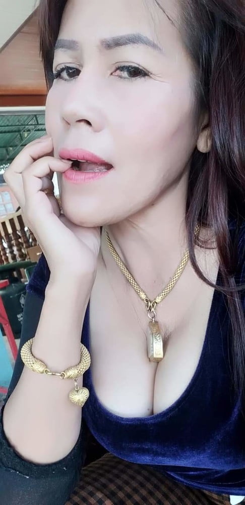 Susu ibu yang besar #97674490