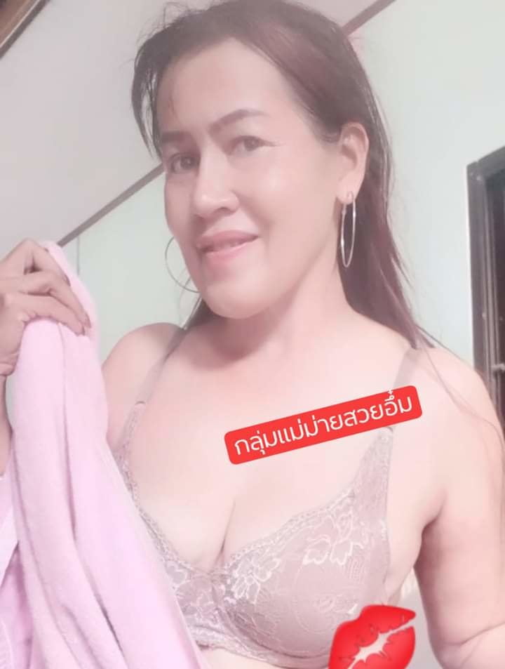 Susu ibu yang besar #97674549