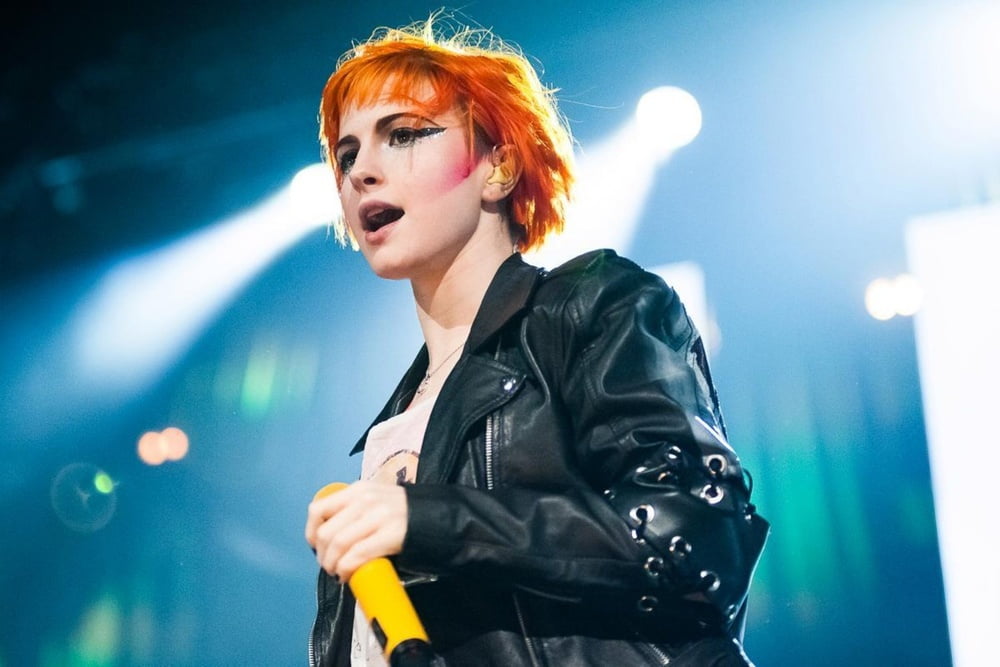 Hayley williams just begging for it volume 4 (en anglais)
 #99019718