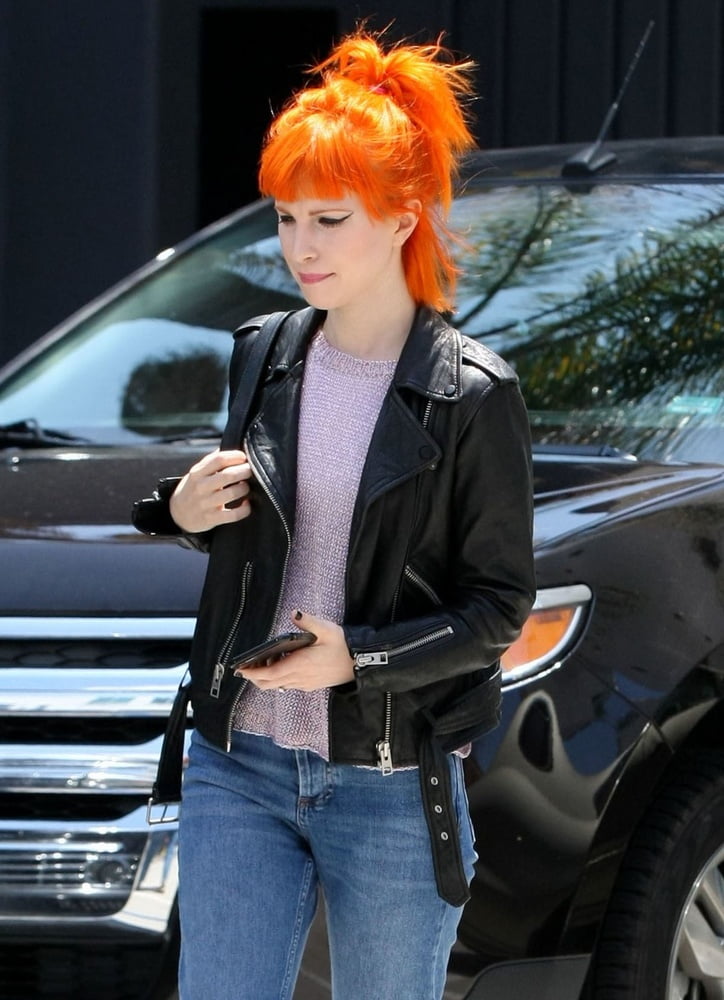 Hayley williams just begging for it volume 4 (en anglais)
 #99019741