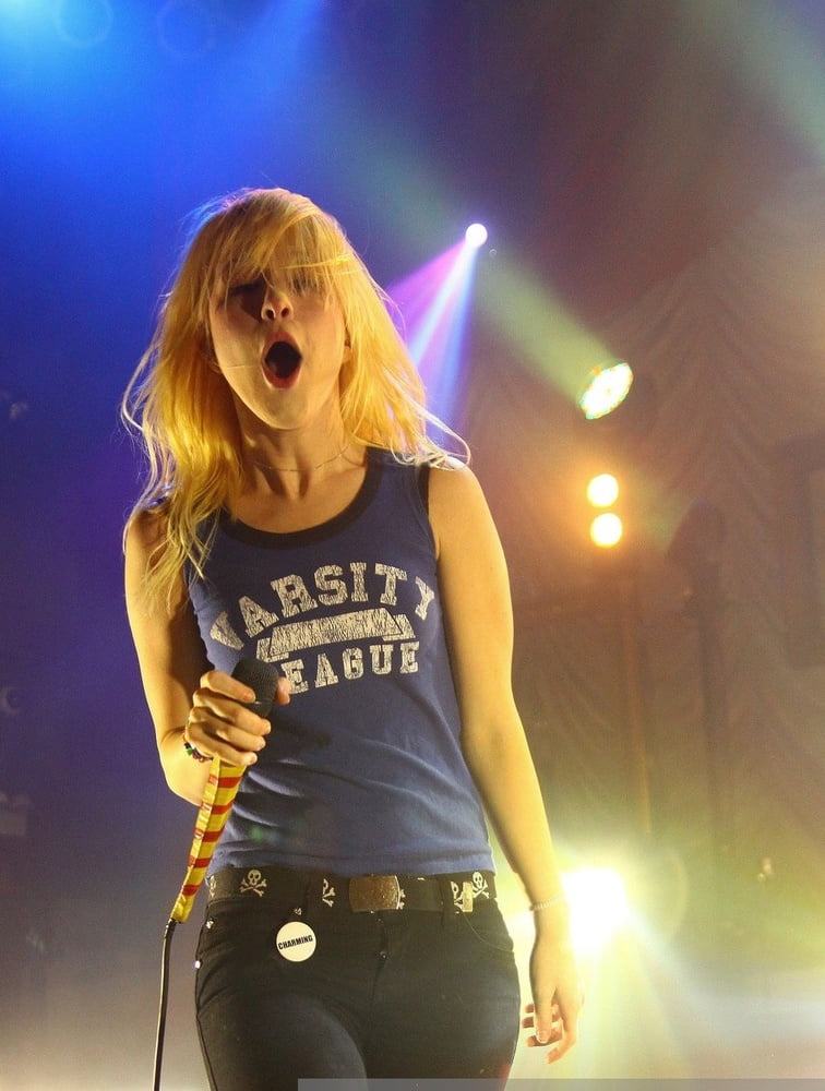 Hayley williams just begging for it volume 4 (en anglais)
 #99019823