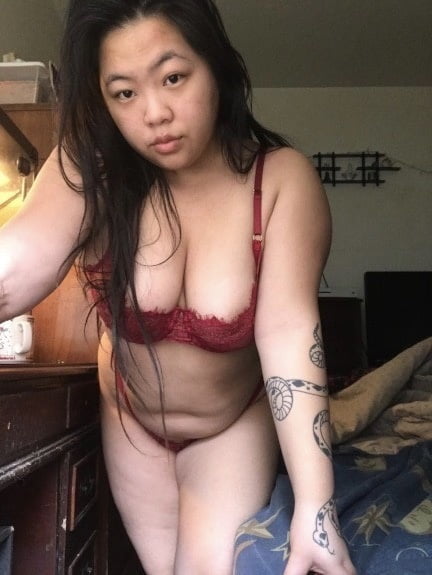 Asian bbw Schlampe zeigen Arsch, große Titten, Muschi und saugen Schwanz
 #88093967