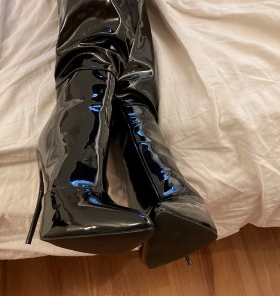 Oberschenkelhohe schwarze Stiefel mit hohem Absatz
 #106595930