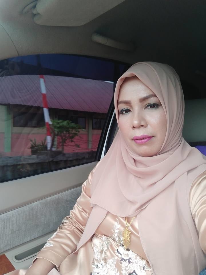 Ibu tetek besar
 #80172402