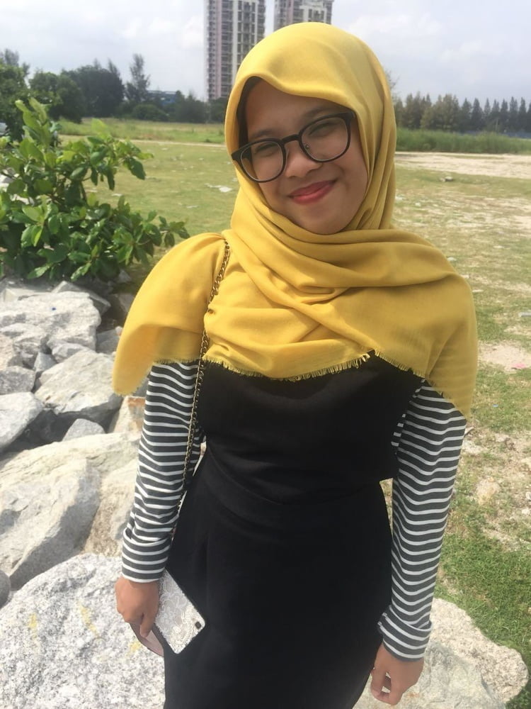 Chicas musulmanas vestidas
 #79661598