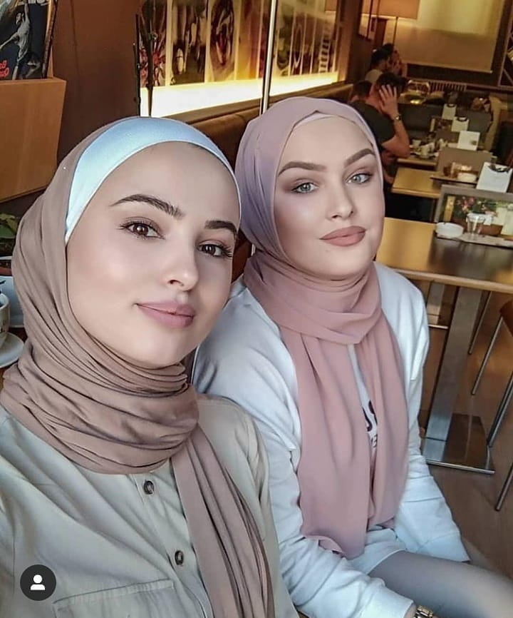 Chicas musulmanas vestidas
 #79661601