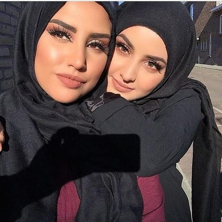 Chicas musulmanas vestidas
 #79661602