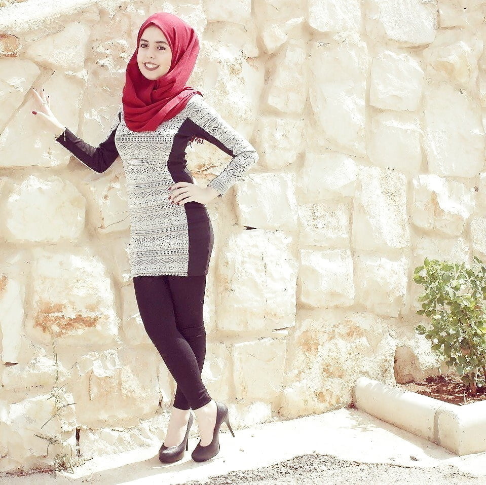 Chicas musulmanas vestidas
 #79661605