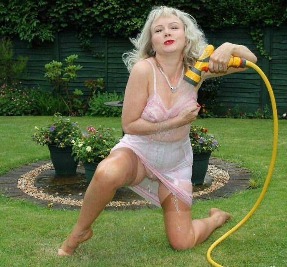Sue befeuchtet ihren Slip im Garten
 #103667414