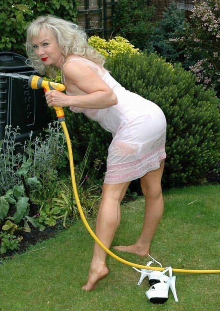 Sue befeuchtet ihren Slip im Garten
 #103667435